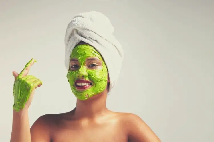 maschera viso avocado idratante